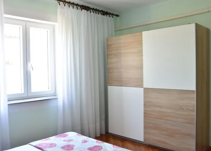 Gemuetliche In Meeresnaehe By Interhome Valbandon