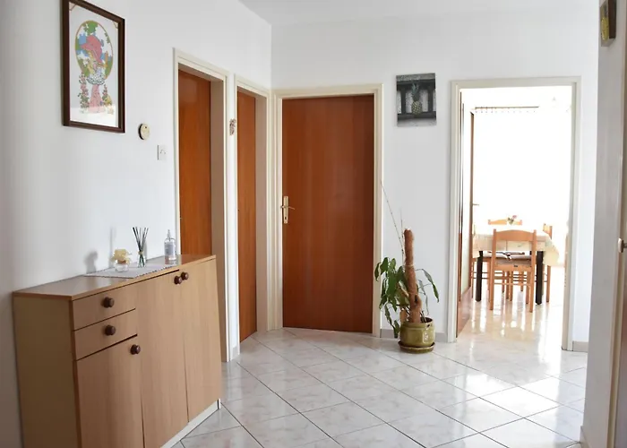 Gemuetliche In Meeresnaehe By Interhome Valbandon