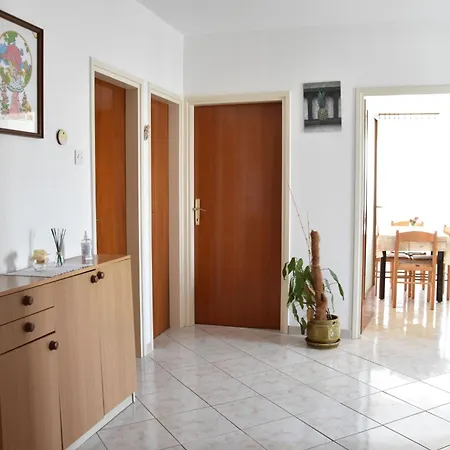 Gemuetliche In Meeresnaehe By Interhome Valbandon